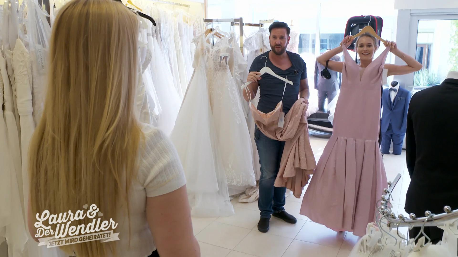 Das Trio sucht für Adi ein Kleid für die Hochzeit