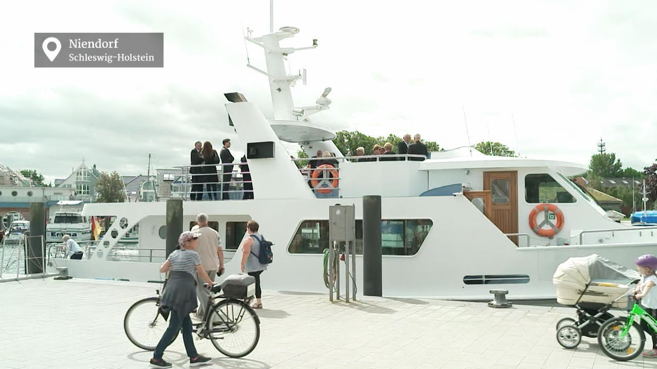 Urne von Werner Böhm wird in der Ostsee zu Wasser gelassen