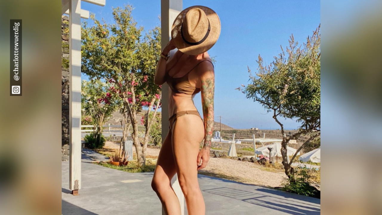 Charlotte Würdig in Bikini auf Santorini