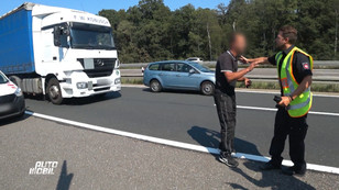 Mann räumt Fahrbahn auf und wird fast überrollt!