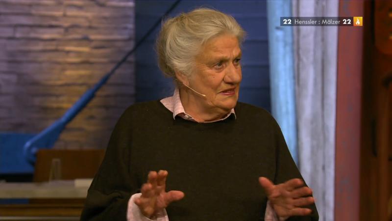 Star-Gast Monika Fuchs präsentiert die Vorspeise