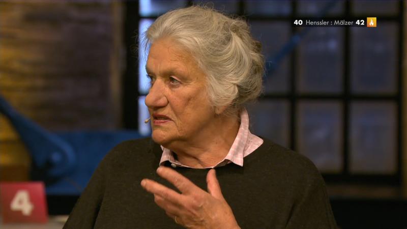 Monika Fuchs erklärt ihr Gericht in der Vorspeise