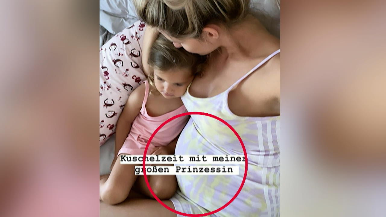 Sarah Harrison zeigt ihren Bauch nach der Geburt von Kyla