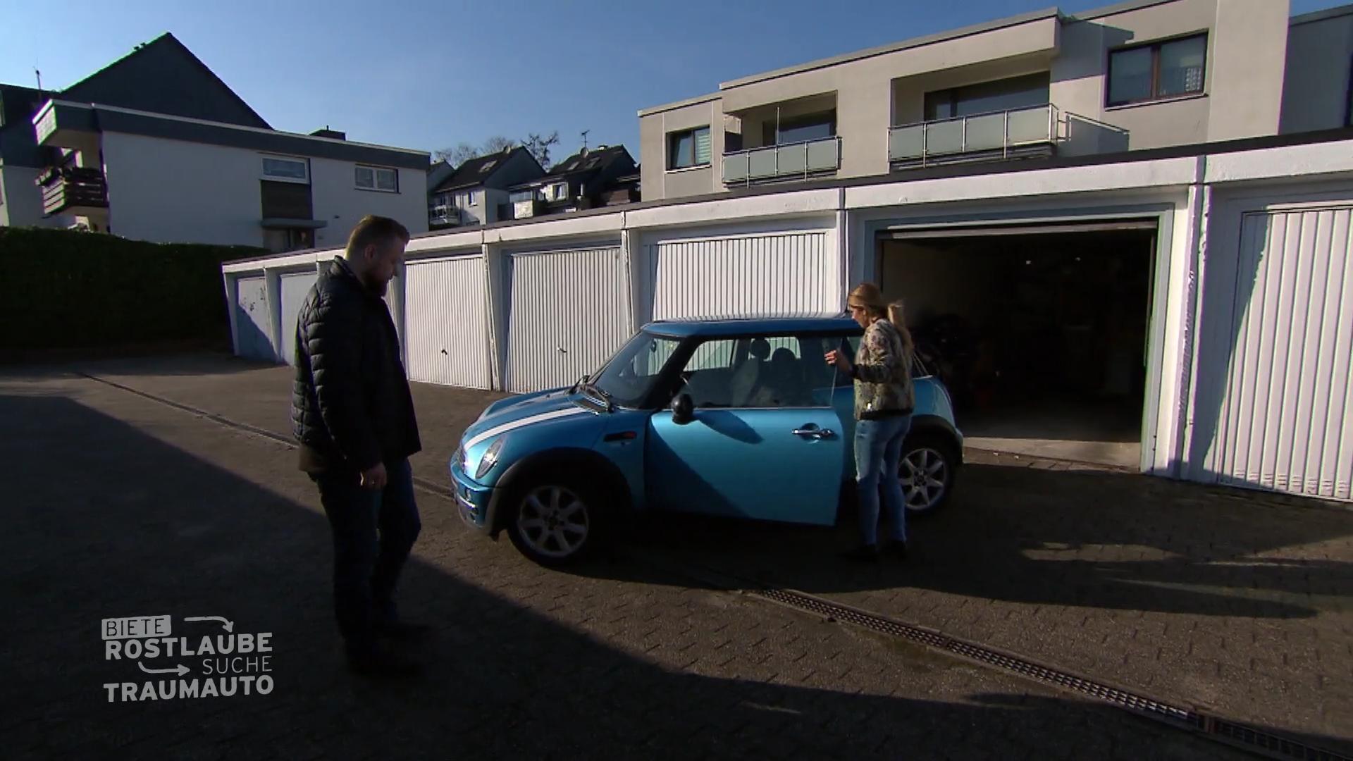 Panagiota schaut sich einen Mini One an