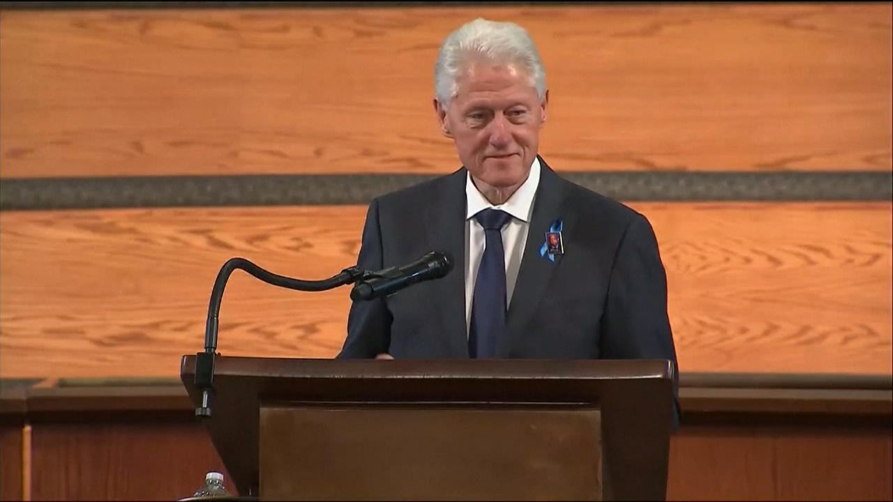 Foto zeigt Bill Clinton mit Vergewaltigungsopfer
