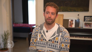 Julian weiht die Hamburger Dinner-Kitchen ein