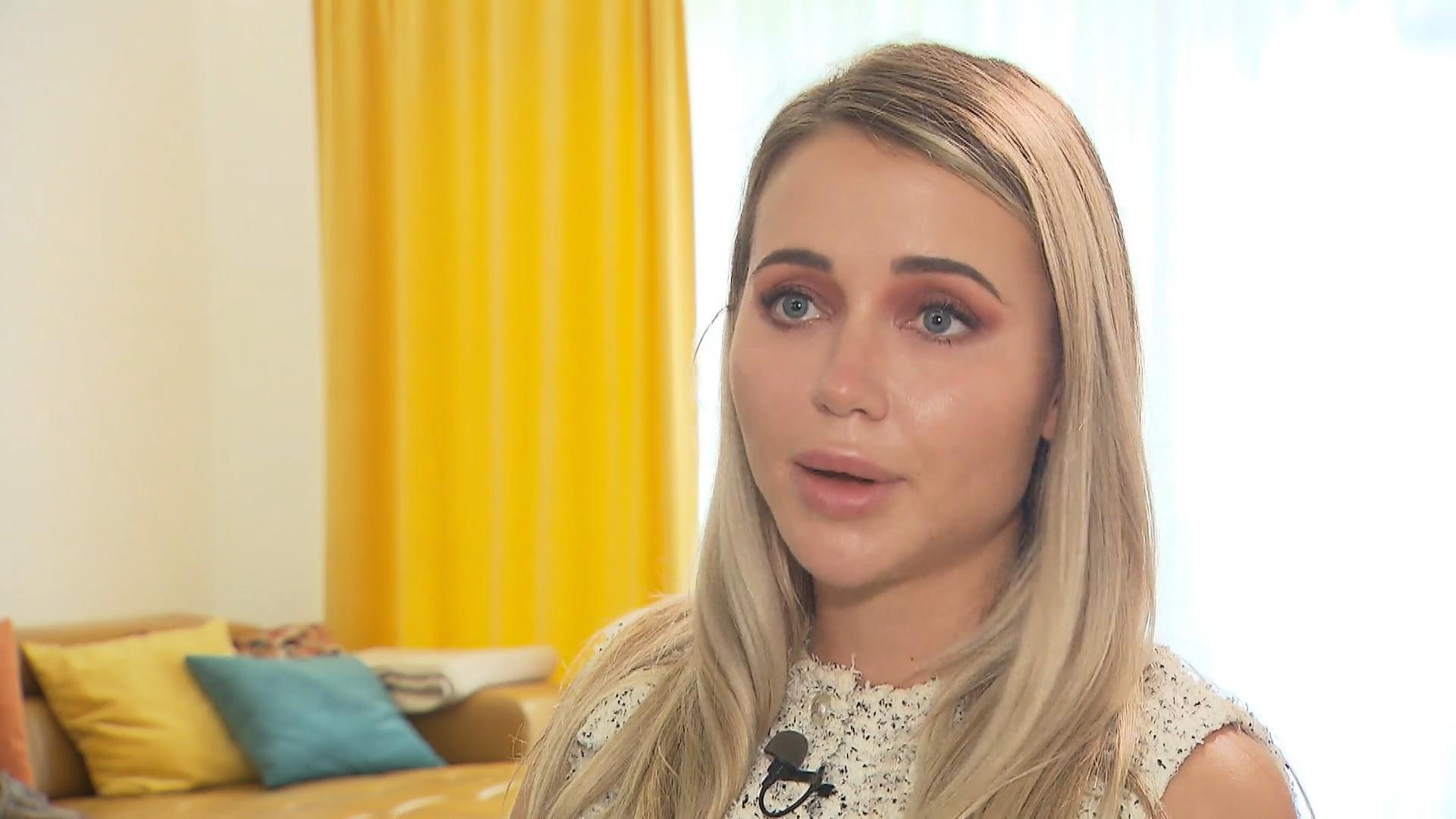 Cathy Lugner pflegt ihre Großmutter