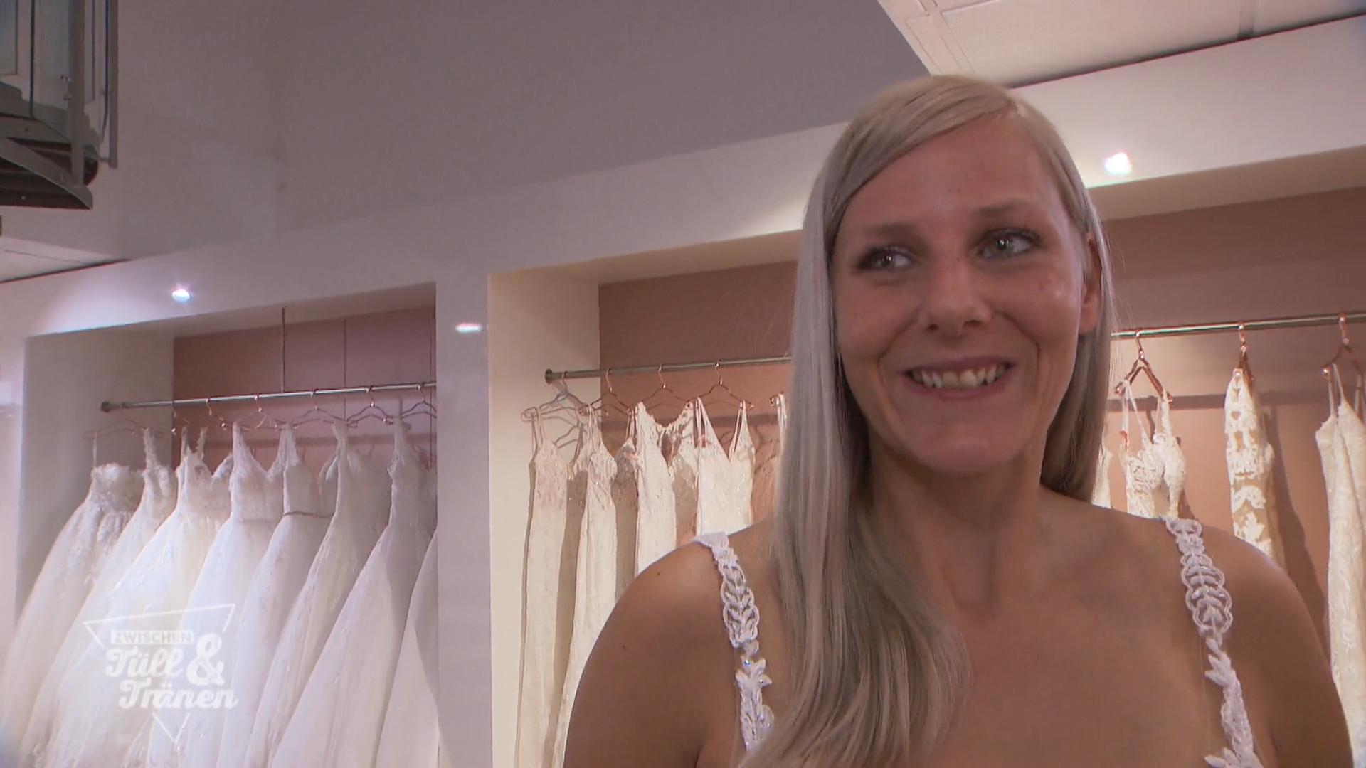 Mini-Braut Sarah findet ihr Traumkleid