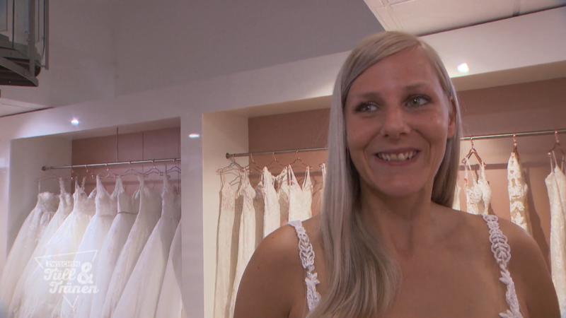 Mini-Braut Sarah findet ihr Traumkleid