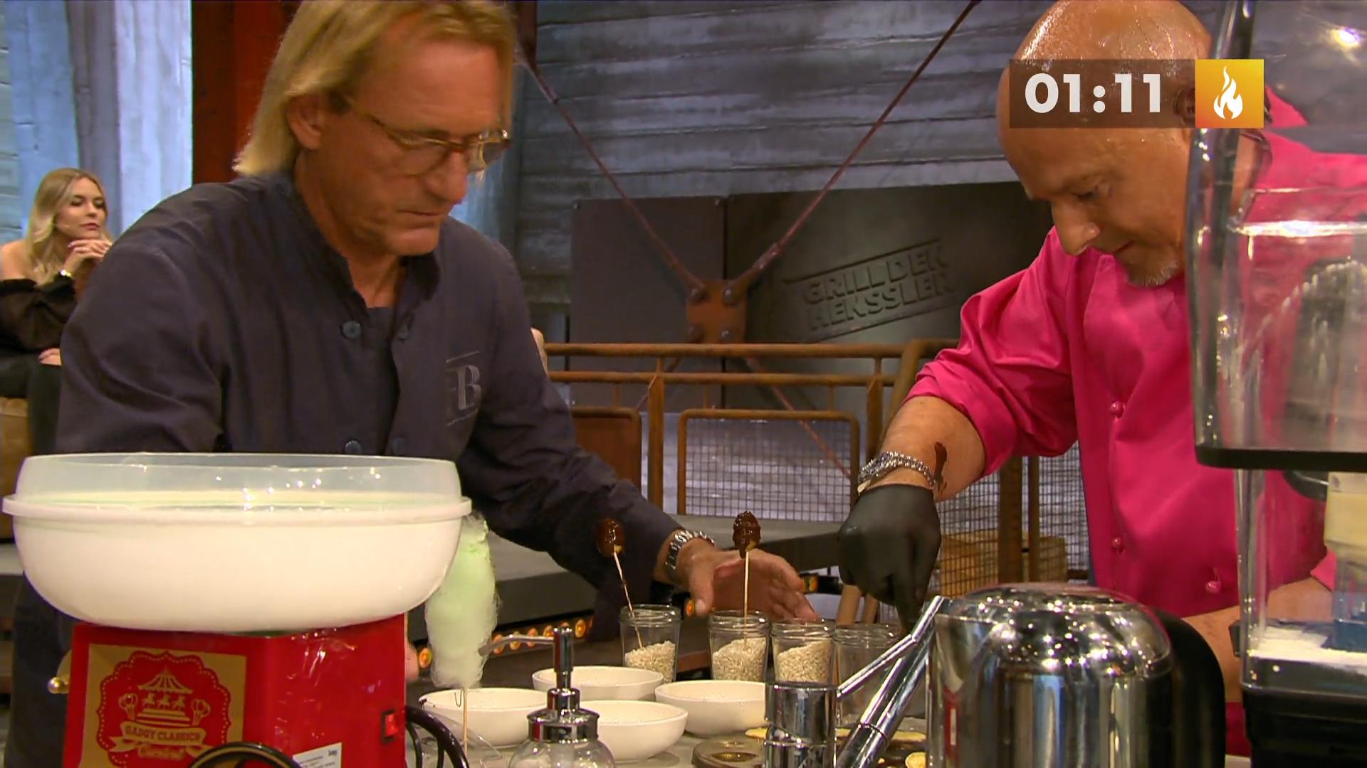 Detlef und Frank fangen beim Anrichten an zu zaubern