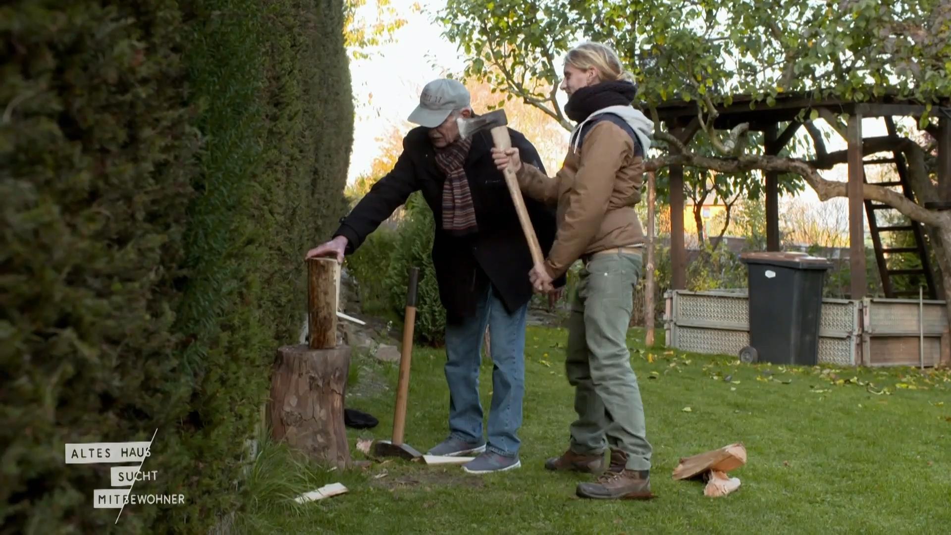 Janik packt mit Renate und Richard im Garten an