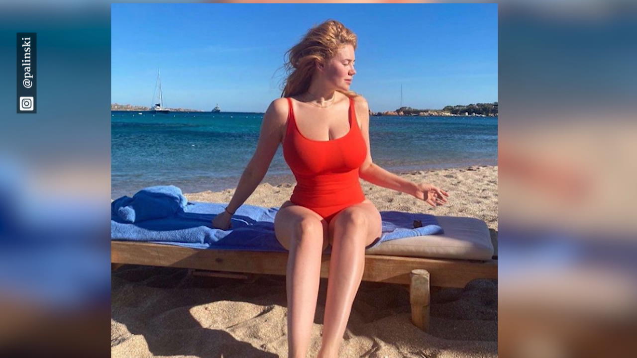 "Baywatch"-Vibes:  Palina Rojinski  im roten Badeanzug