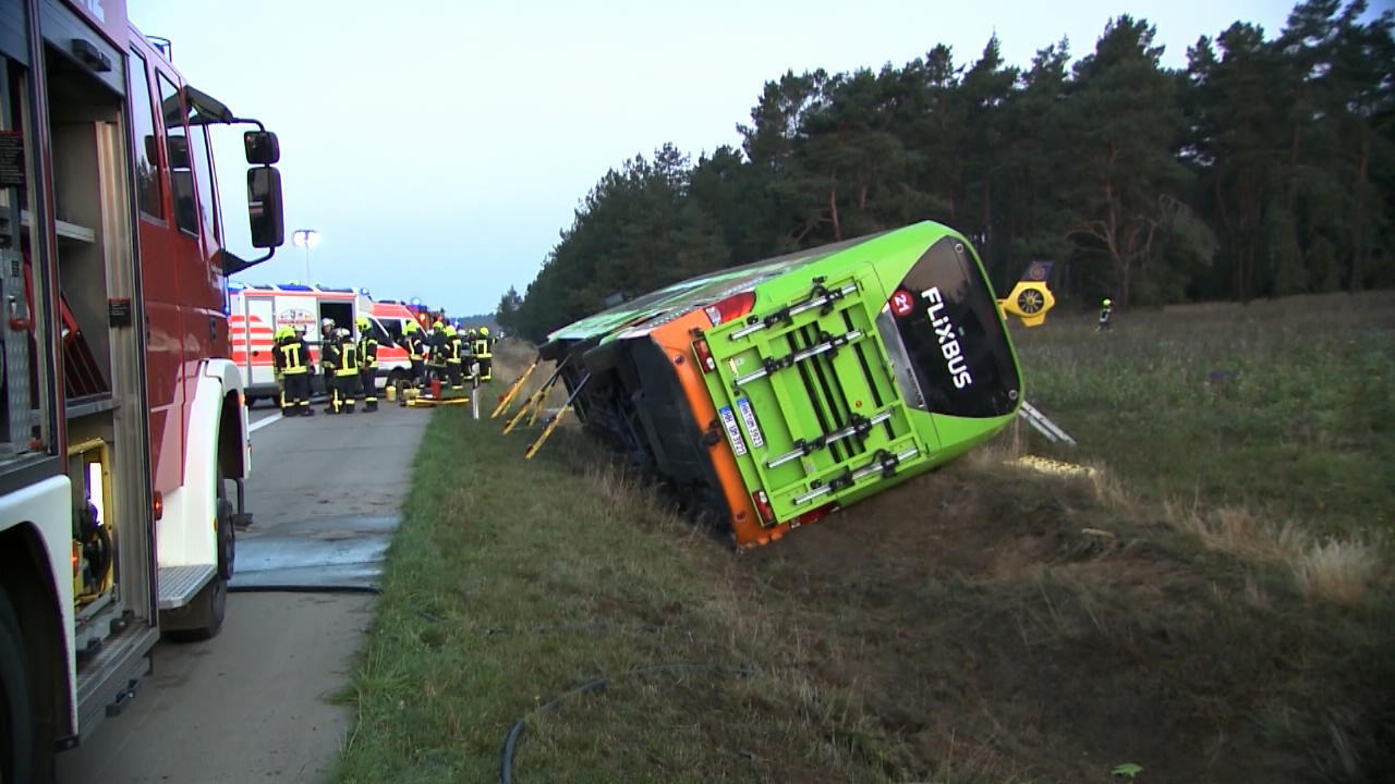 Flixbus kommt von Fahrbahn ab - 31 Verletzte