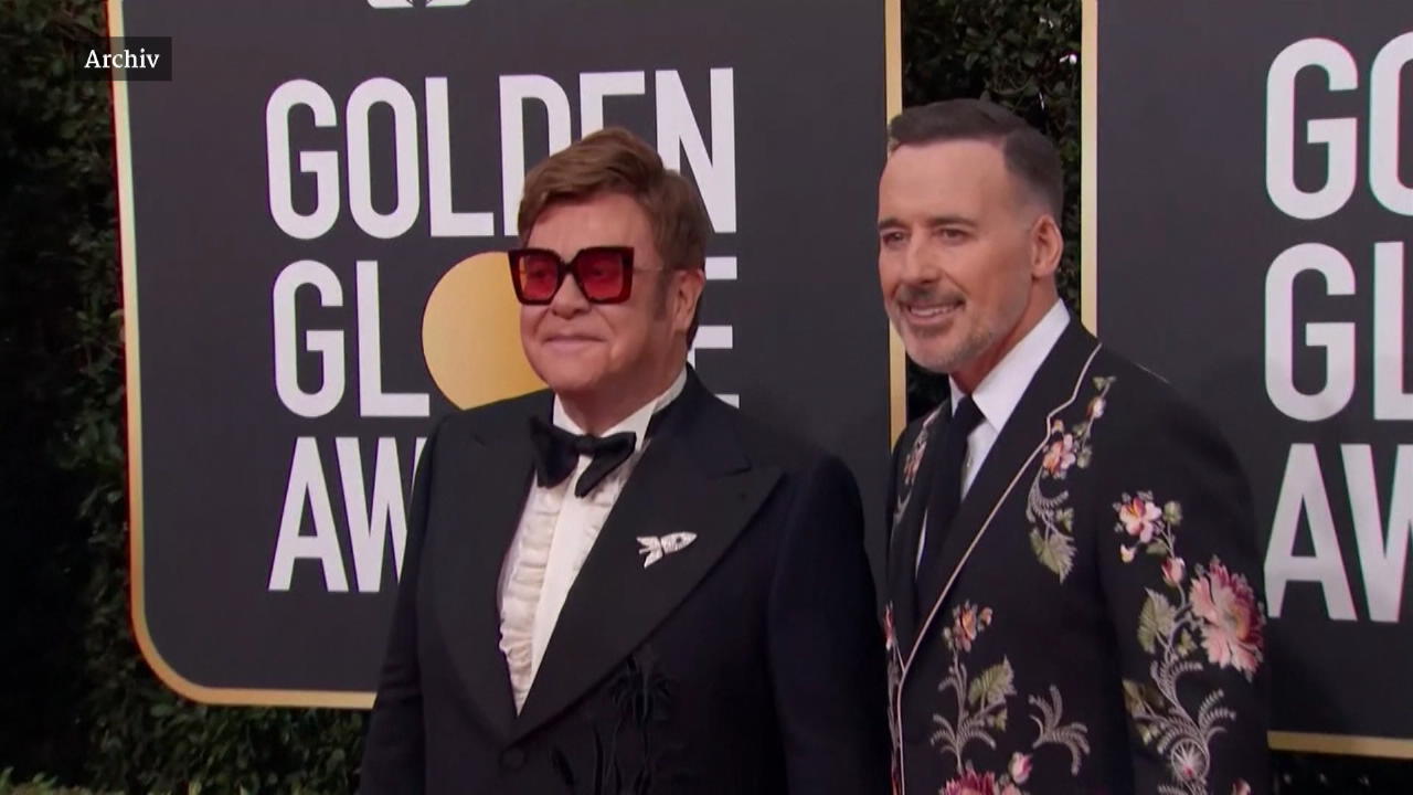 So sieht Elton John "oben ohne" aus