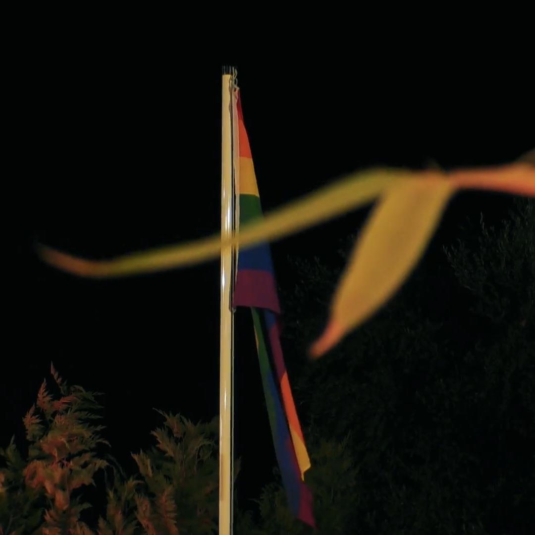 Über der Kandidatenvilla weht die Regenbogenflagge