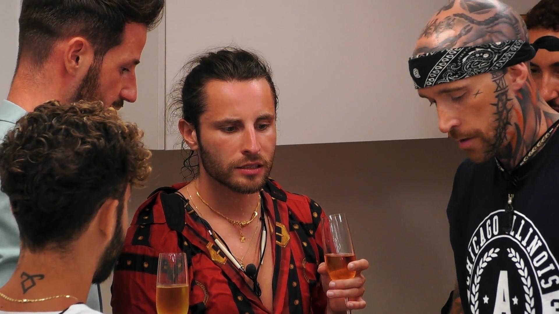 "Queen Down": Gino stürzt in den Pool