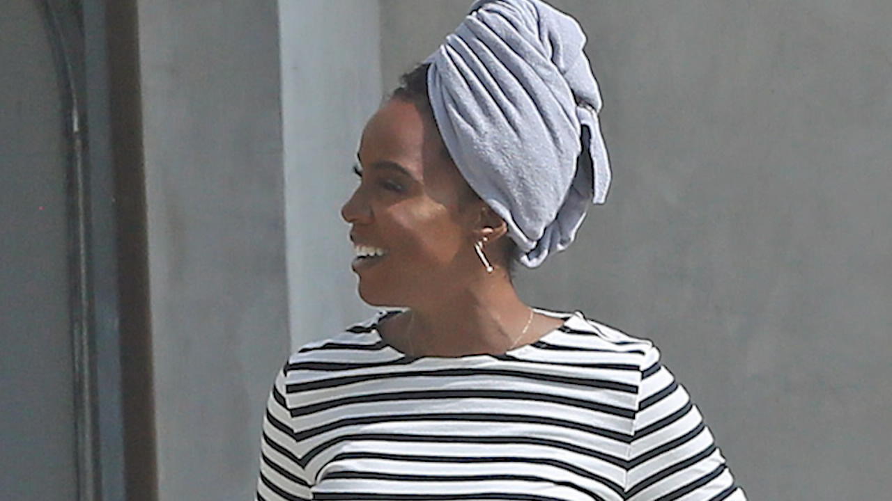 Kelly Rowland zeigt Babykugel