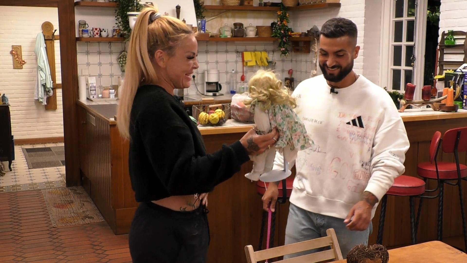 Voodoo-Meisterin Lisha bastelt eine "Robens-Doll"