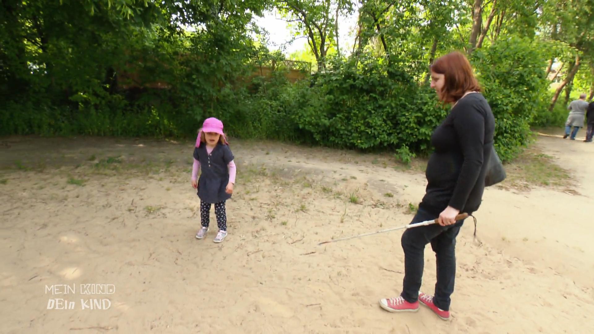 Auf dem Spielplatz ist Lina auf Emely angewiesen