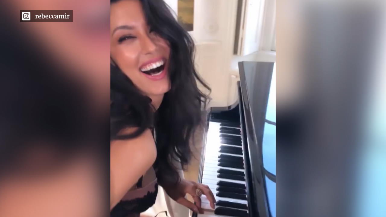 Rebecca Mir sitzt halbnackt am Klavier!