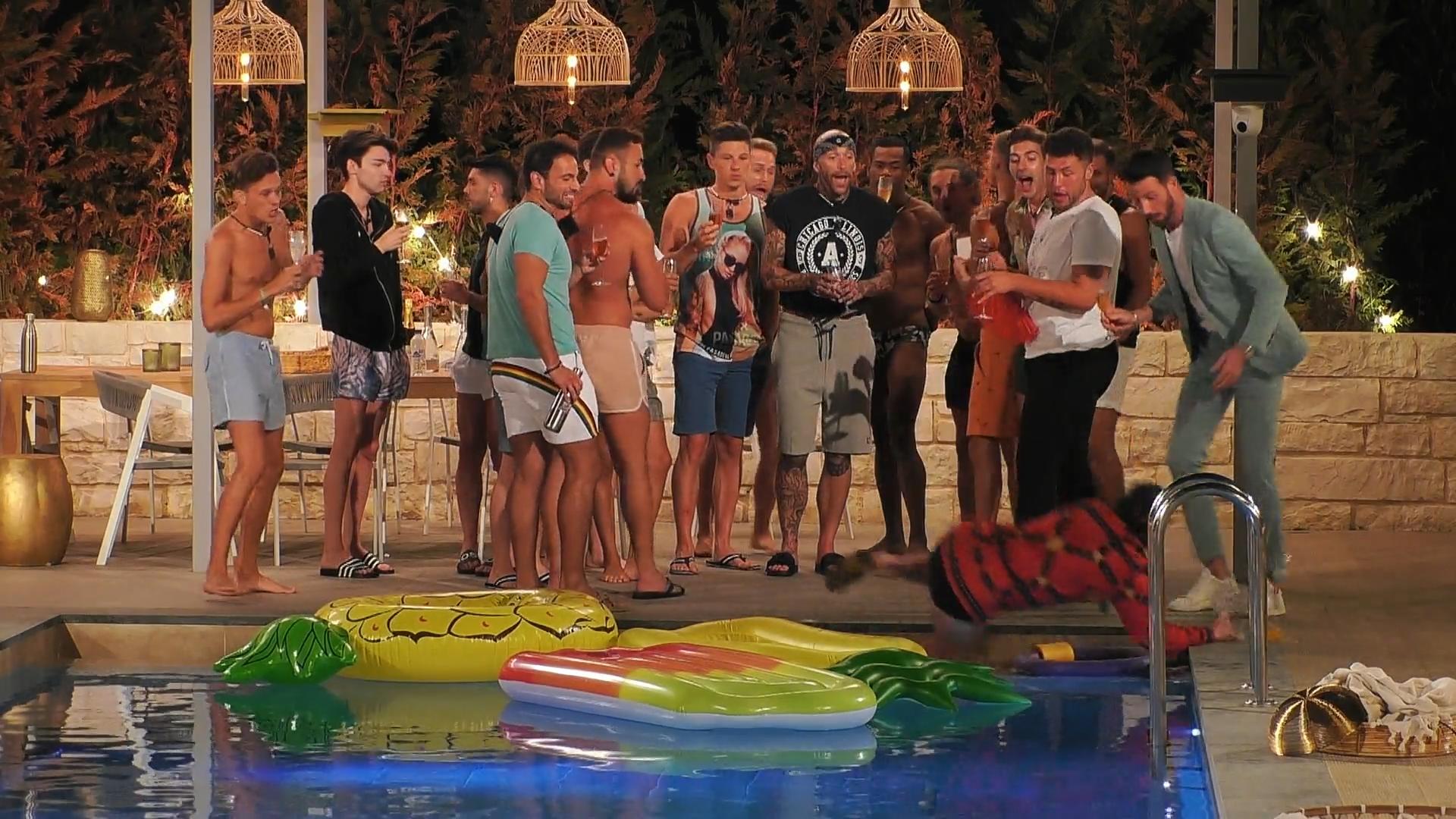 Gino stürzt in den Pool