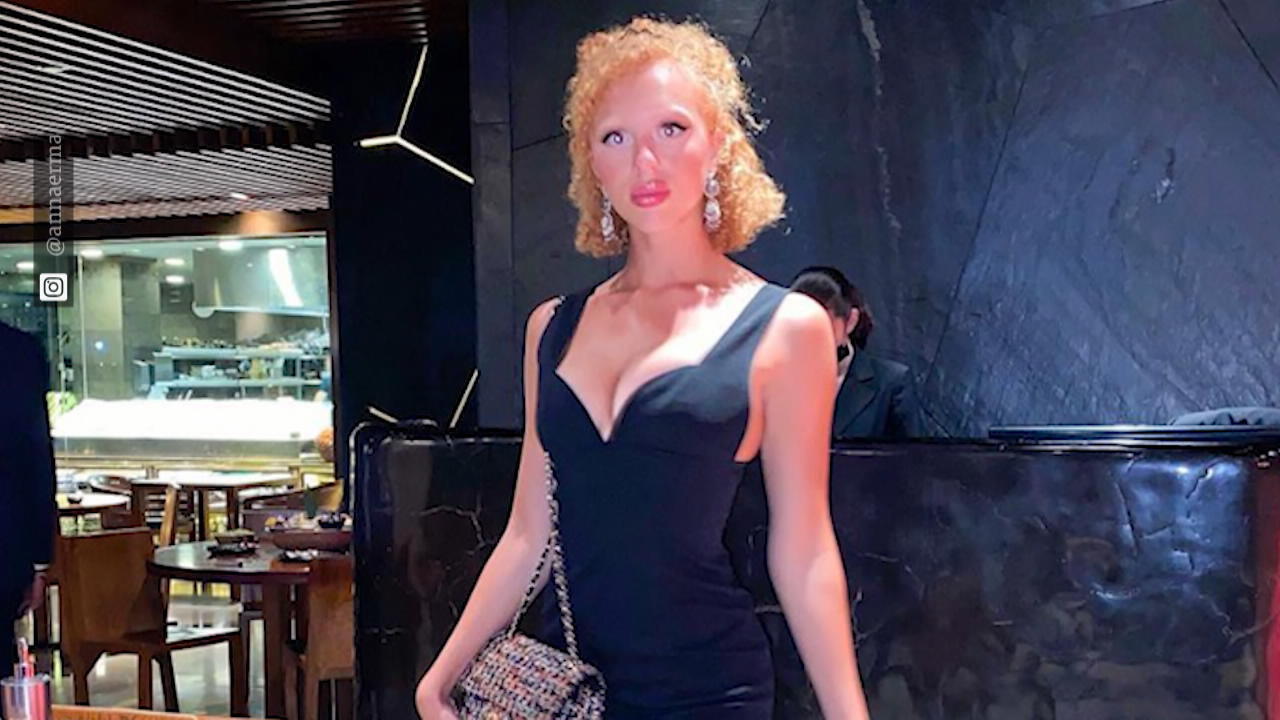 Anna Ermakova versext ihre Fans im Sicherheitsnadel-Kleid