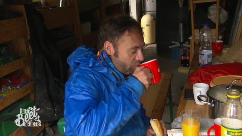 Claus und Henrik fliehen vor dem Regen