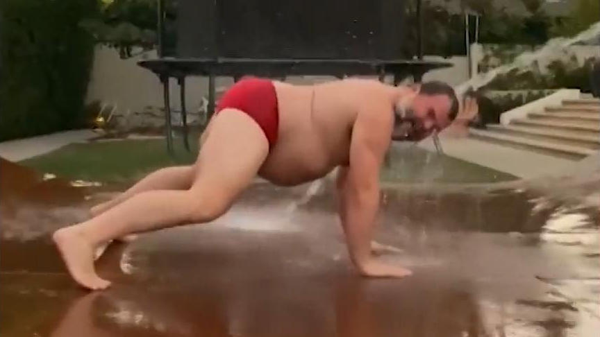 Jack Black twerkt zu "WAP"