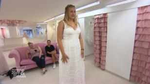 Lena kann ihre Tränen nicht zurückhalten