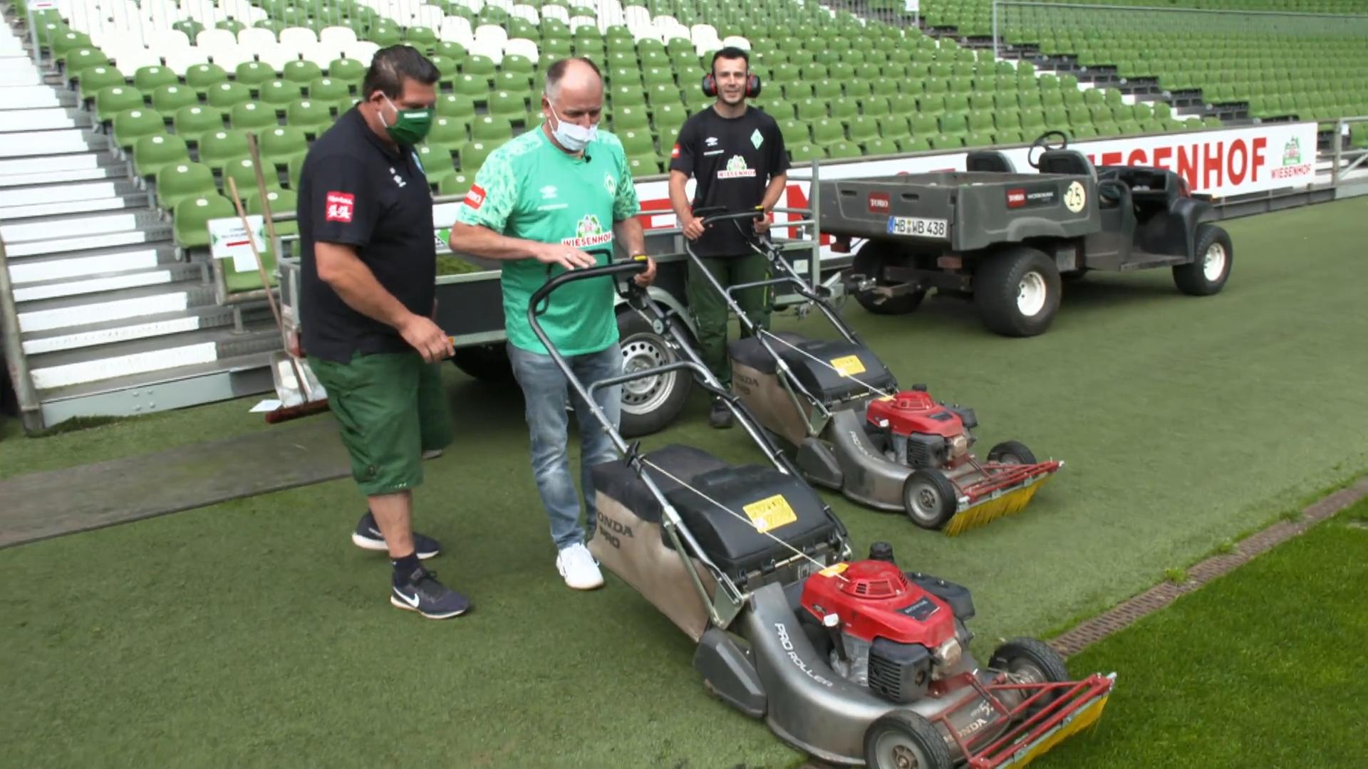 Udo übt Rasenmähen im Stadion