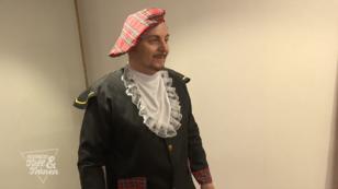 Profi Uwe berät in der schottlichen Nationaltracht