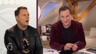 Guido lässt sich von seinem eigenen Outfit ablenken