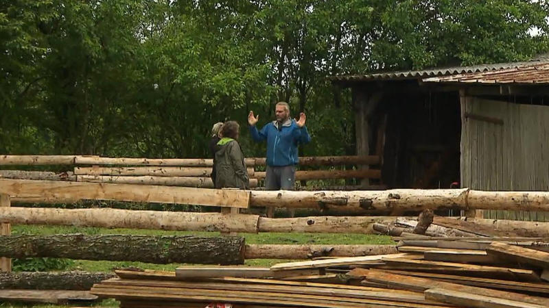 Ralf besucht Andrea auf ihrem Hof