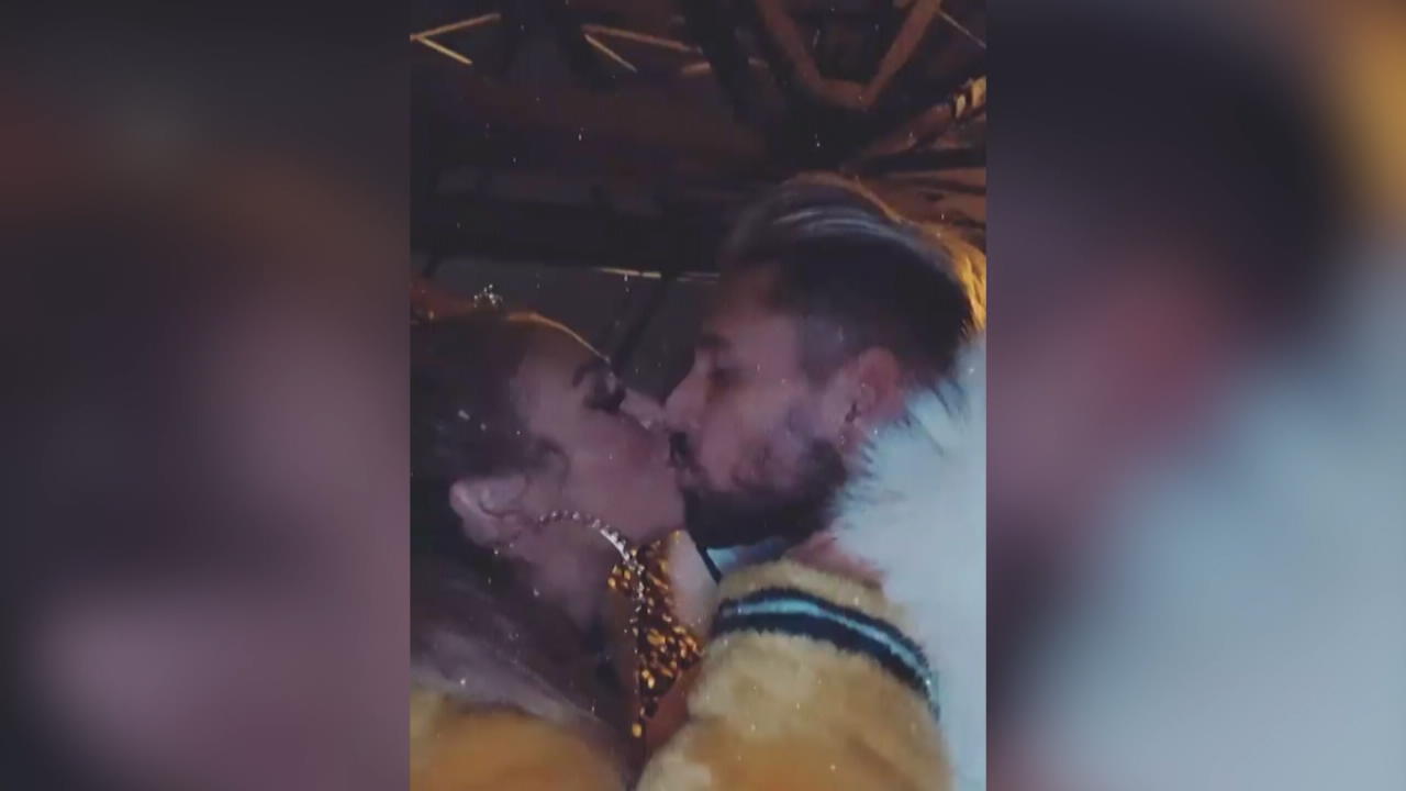 Mike Heiter und Laura Morante hängen Liebesschloss auf