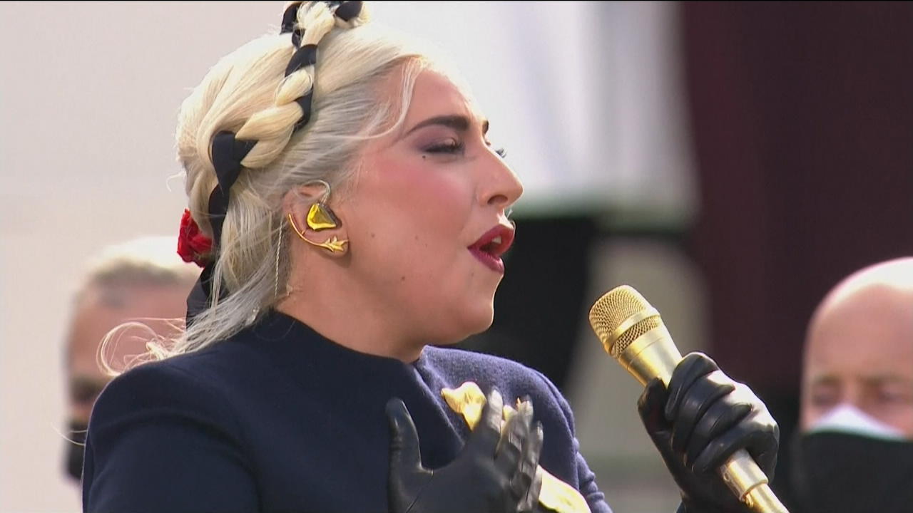 Lady Gaga singt die Nationalhymne der USA