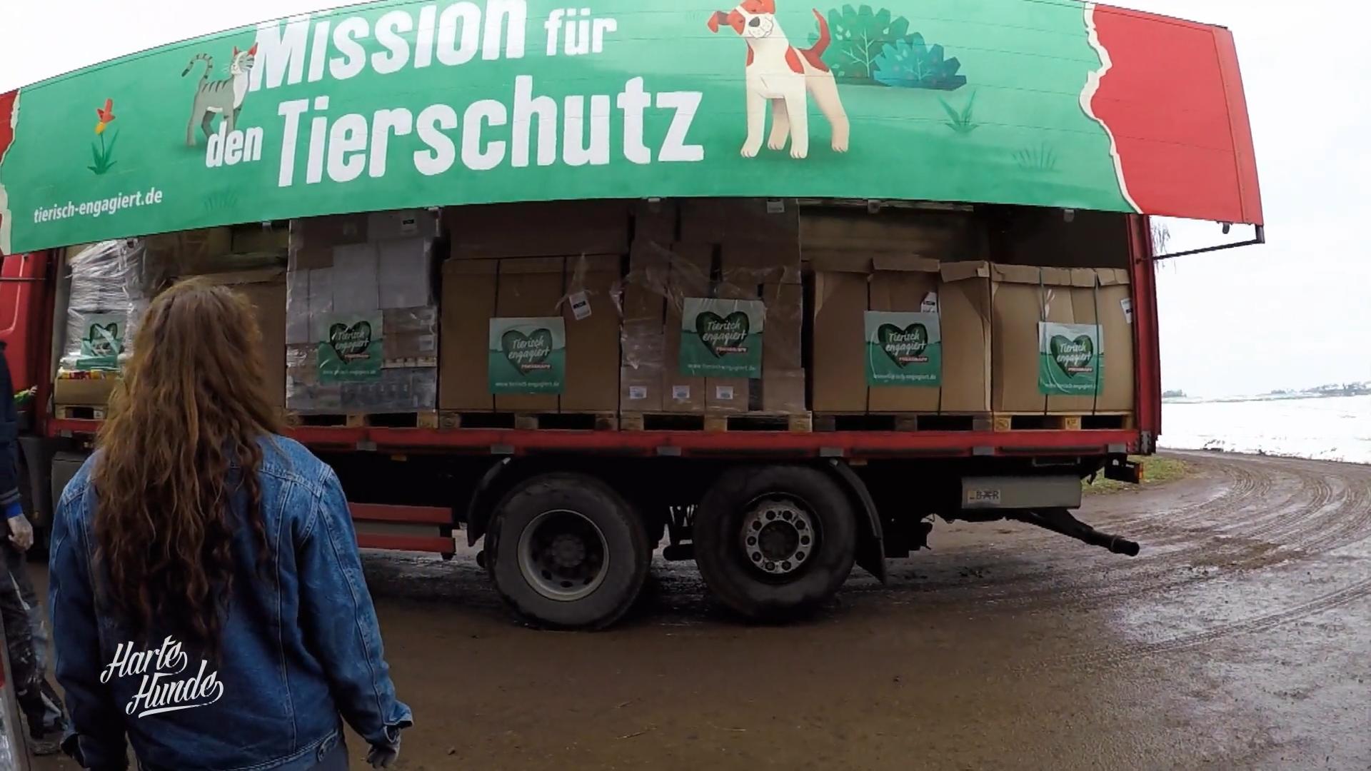 Zwei voll beladene LKWs mit Spenden
