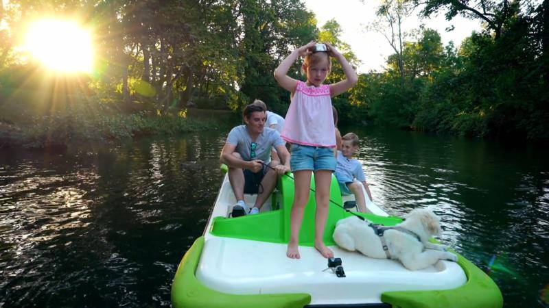 Balu ist das erste Mal auf einem Tretboot