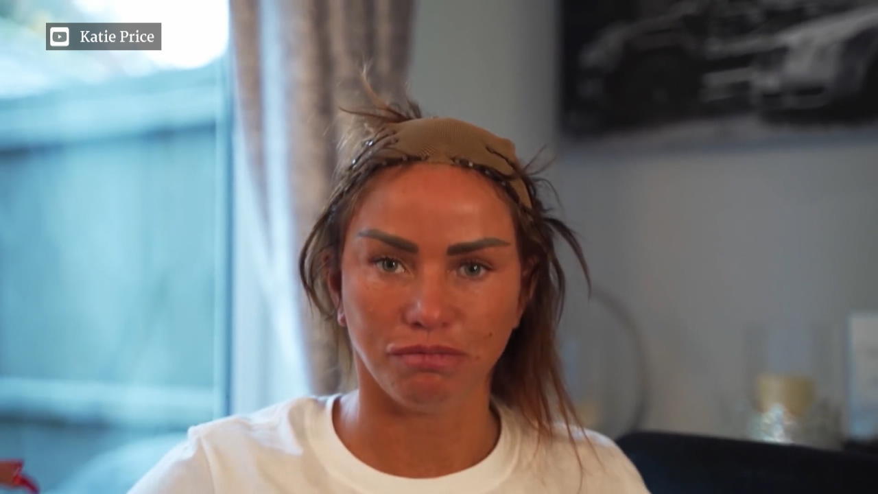 Katie Price lässt sich ihre Extensions entfernen