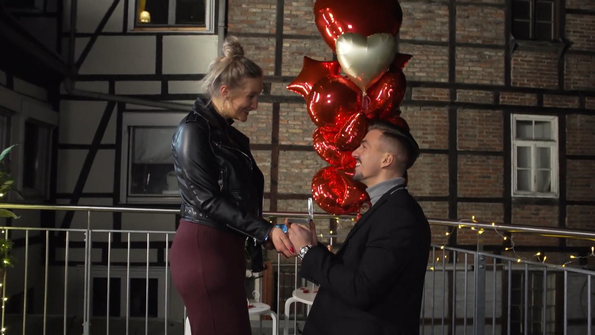Kevin macht seiner Kathi einen Heiratsantrag