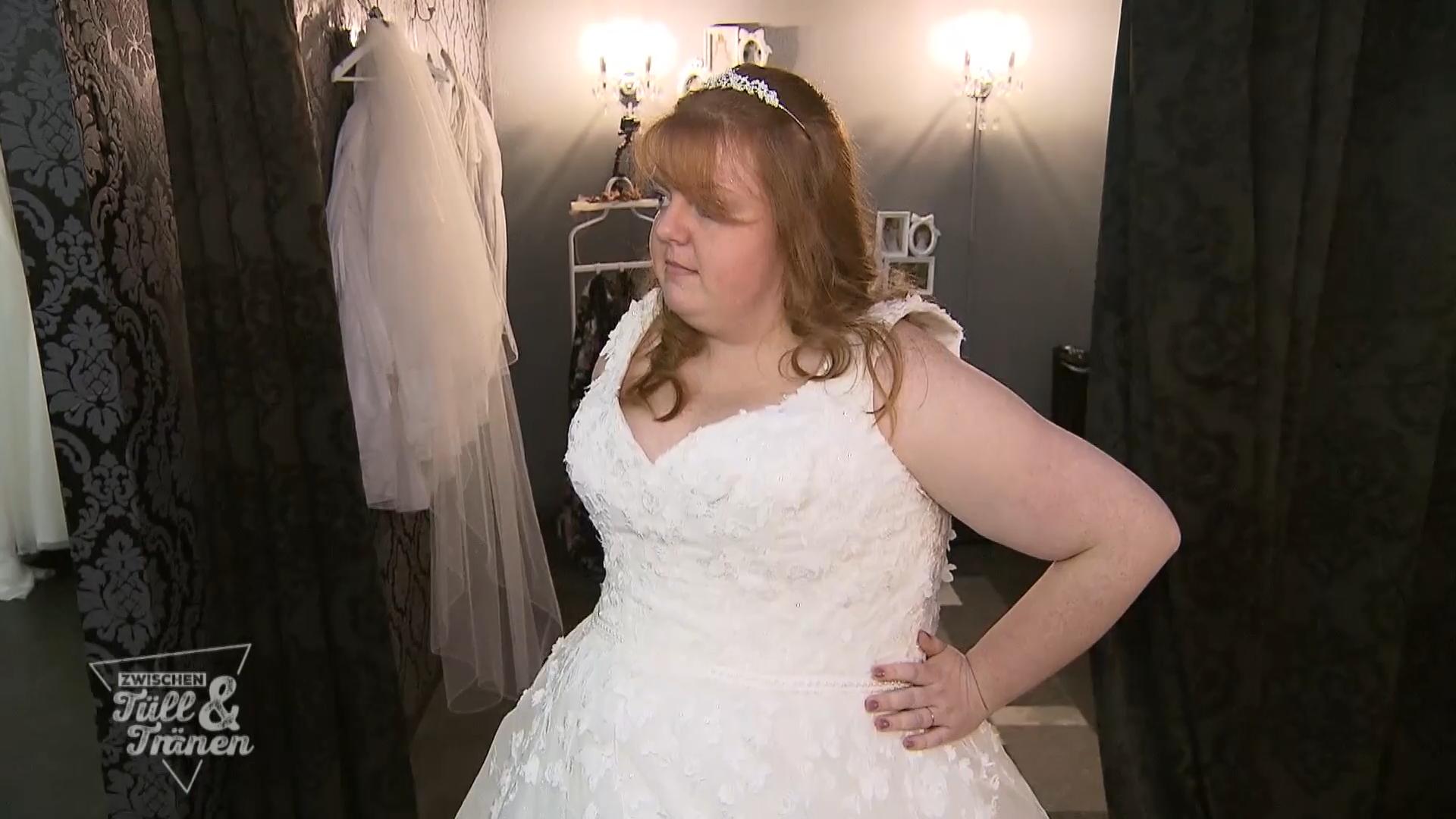 Melanie steigt die Brautkleidsuche zu Kopf