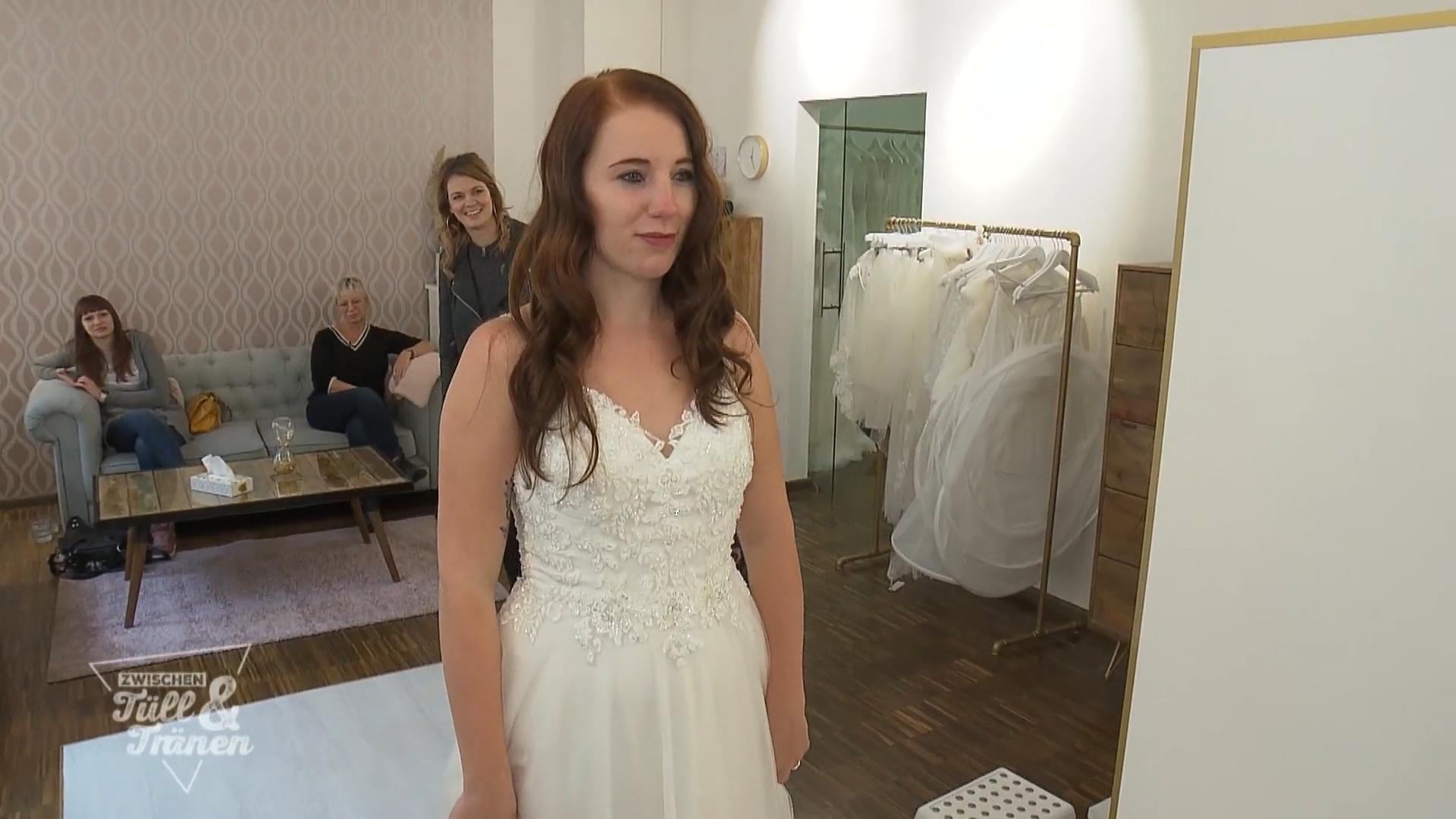 Katharina ist von ihrem Spiegelbild geflasht