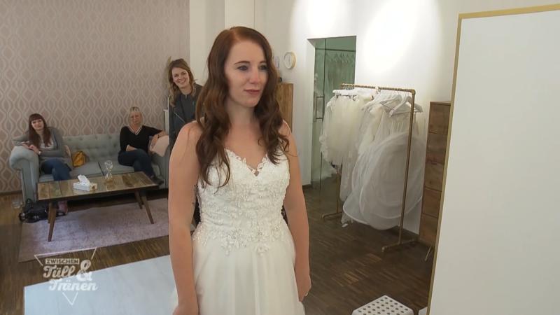 Katharina ist von ihrem Spiegelbild geflasht