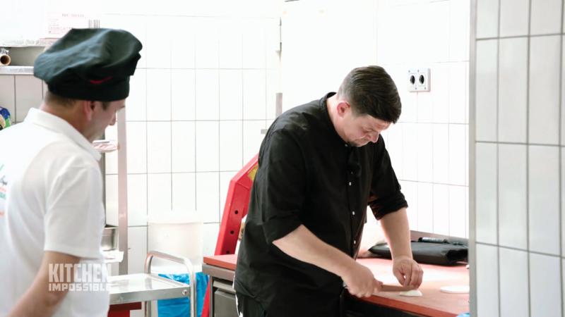 Der Originalkoch schaut Tim Mälzer ganz genau auf die Finger