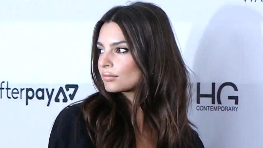 Emily Ratajkowski stylish mit Babybauch