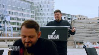 Mälzer serviert Wulf selbst die Box!