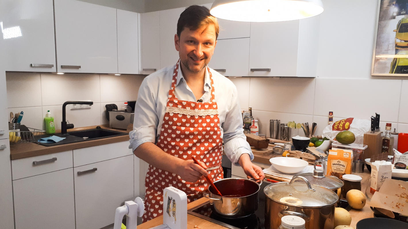 Das perfekte Dinner FinalGastgeber Matthias schaut zur Vorbereitung