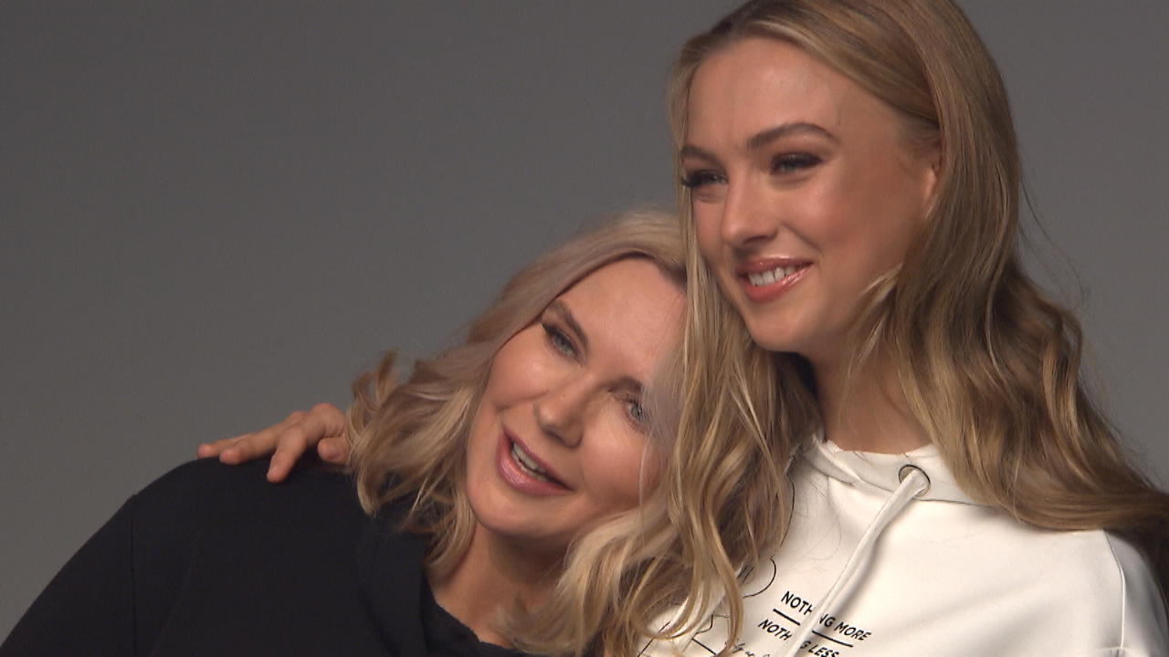 Lilly Krug modelt gemeinsam mit Mama Veronica Ferres