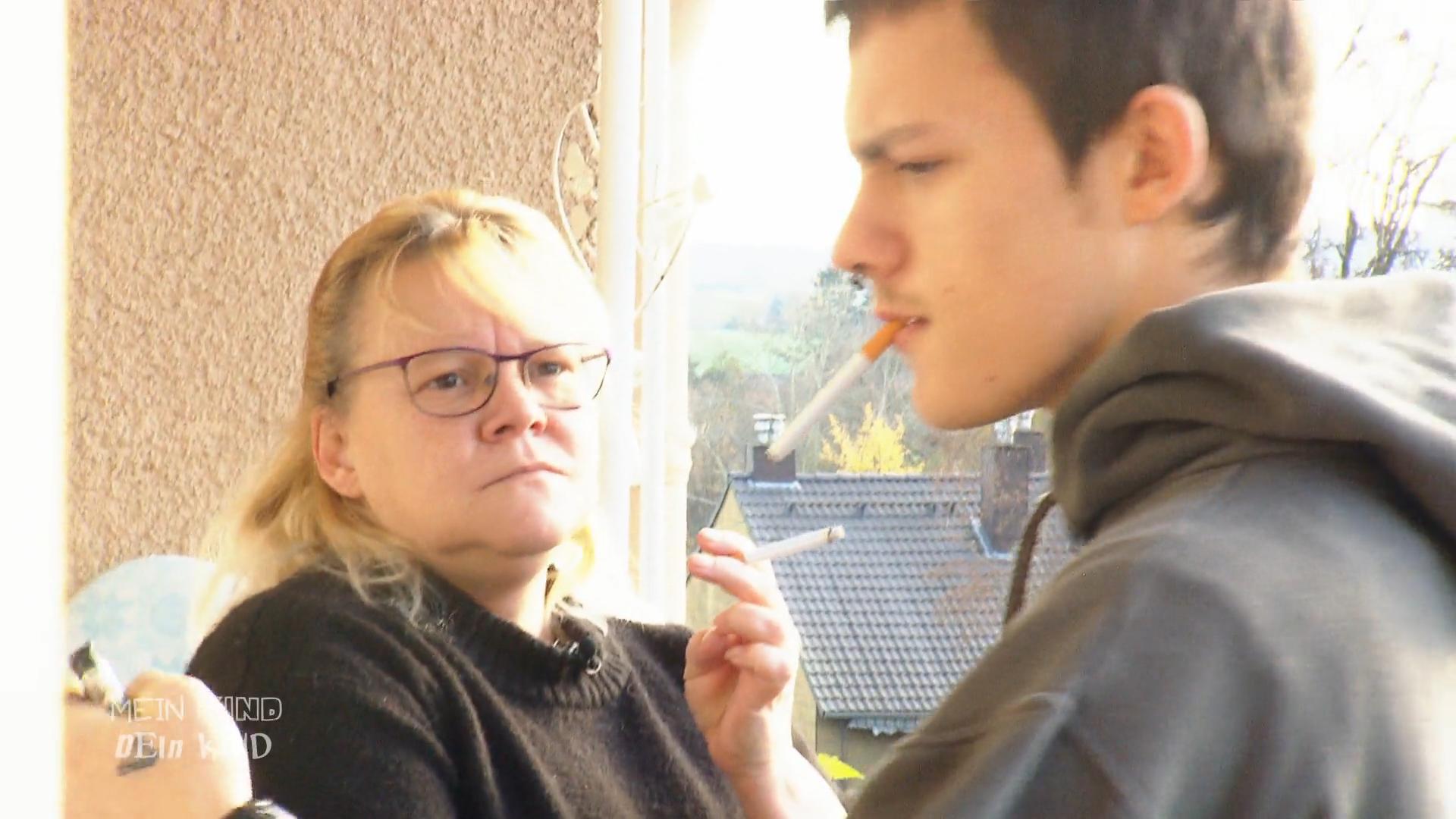 Bianca raucht mit ihrem 16-jährigen Sohn zusammen!