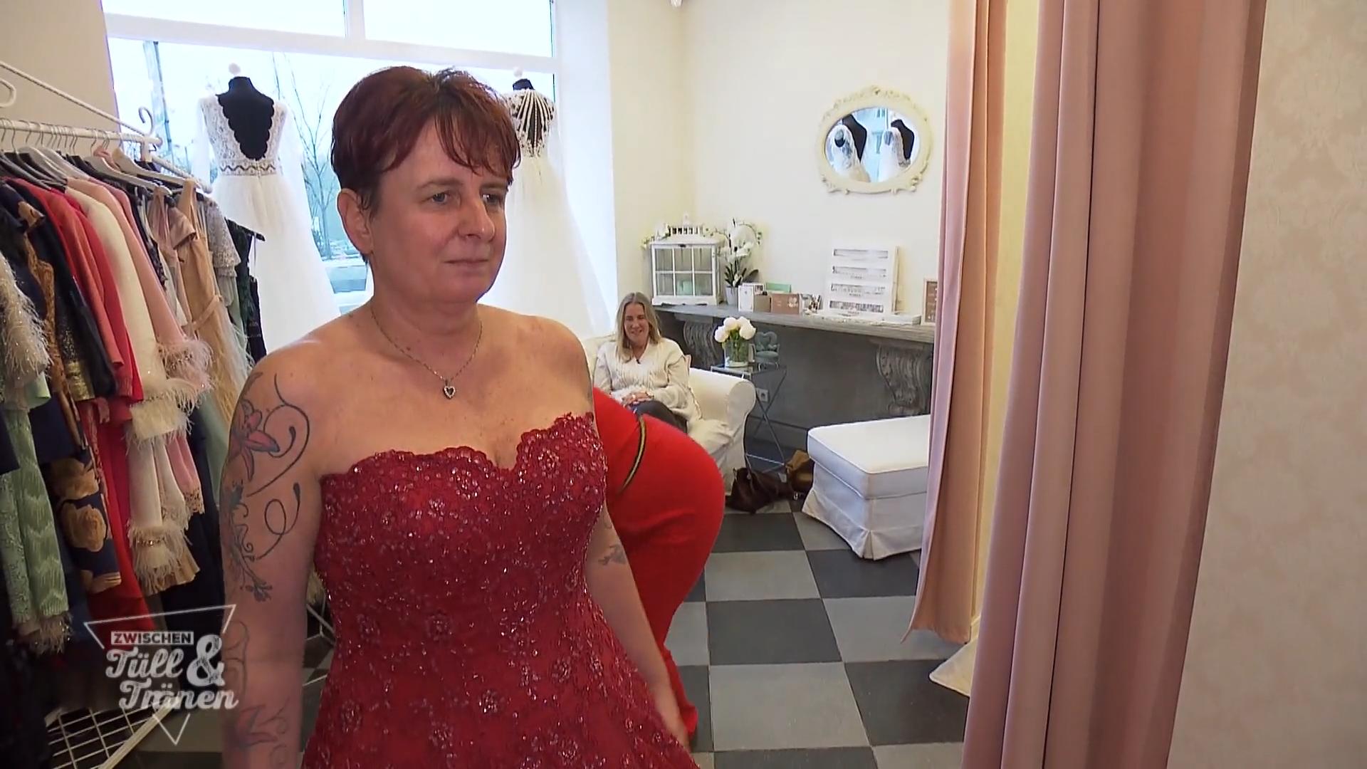 Braut Monique fühlt sich in der Farbe Rot wohl