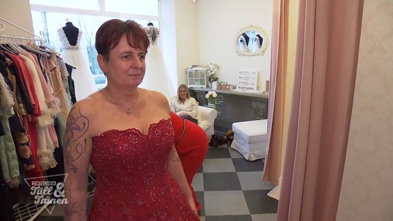Braut Monique fühlt sich in der Farbe Rot wohl
